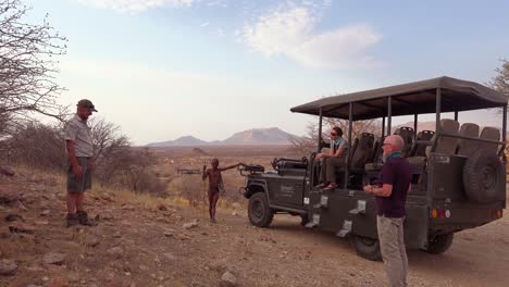 Un-Turista-Lanza-Un-Dron-Con-Guía-Nativa-Y-Guía-De-Viaje-En-Un-Safari-En-África