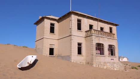 Establecimiento-Exterior-De-Tiro-De-Edificios-Abandonados-En-El-Desierto-De-Namib-En-La-Ciudad-Fantasma-De-Kolmanskop-Namibia-5