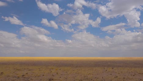 Zeitraffer-Von-Wolken,-Die-Sich-über-Das-Karge-Grasland-Und-Die-Savannenebenen-Namibias-Bewegen