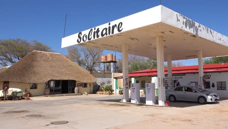 La-Pequeña-Ciudad-De-Namibia-Solitaire-Ofrece-Una-Gasolinera-Y-Un-Pequeño-Oasis-Rodeado-De-Coches-Abandonados