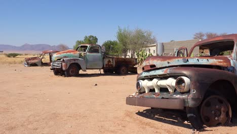Camiones-Y-Coches-Abandonados-Y-Oxidados-Se-Alinean-En-La-Carretera-Cerca-Del-Pequeño-Asentamiento-Oasis-De-Namibia-Solitario