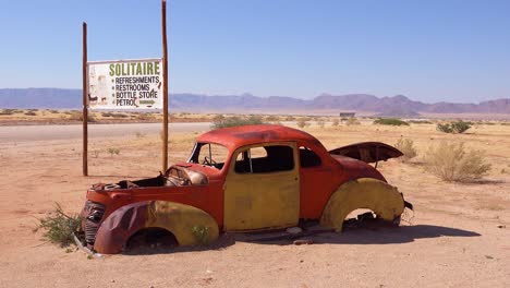 Camiones-Y-Automóviles-Abandonados-Y-Oxidados-Se-Alinean-En-La-Carretera-Cerca-Del-Pequeño-Asentamiento-Oasis-Del-Solitario-Namibia-2