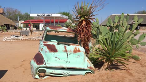 La-Pequeña-Ciudad-De-Namibia-Solitaire-Ofrece-Una-Gasolinera-Y-Un-Pequeño-Oasis-Rodeado-De-Autos-Abandonados-5