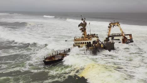 Dramatische-Luftaufnahme-über-Einem-Gruseligen-Schiffswrack,-Das-An-Der-Skelettierten-Küste-Namibias-Gestrandet-Ist-5