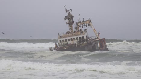Ein-Gruseliger-Schiffswrack-Geerdeter-Fischtrawler-Sitzt-In-Atlantikwellen-Entlang-Der-Skelettküste-Namibias-1