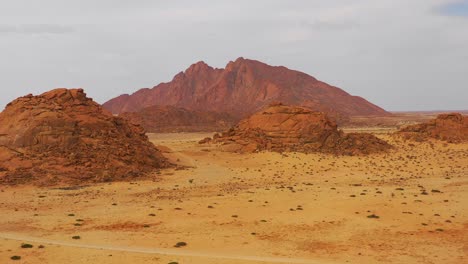 Luftaufnahme-über-Der-Namibwüste-Und-Den-Massiven-Felsformationen-Der-Spitzkoppe-Namibia