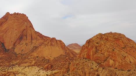 Luftaufnahme-über-Der-Namibwüste-Und-Den-Massiven-Felsformationen-Der-Spitzkoppe-Namibia-5