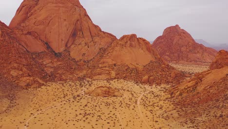Luftaufnahme-über-Der-Namibwüste-Und-Den-Massiven-Felsformationen-Der-Spitzkoppe-Namibia-7