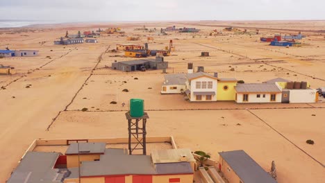 Antena-Sobre-Un-Extraño-Y-Solitario-Asentamiento-Post-Apocalíptico-Junto-A-La-Playa-De-Casas-De-Verano-En-Hengtiesbaai-Namibia-2