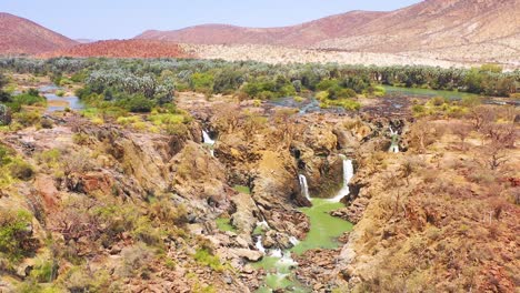 Una-Hermosa-Antena-Sobre-Epupa-Falls-En-La-Frontera-De-Angola-Y-Namibia-África