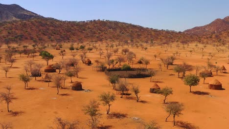 Niedrige-Antenne-über-Einer-Himba-afrikanischen-Stammessiedlung-Und-Familienverbindung-In-Nord-Namibia-Afrika-1