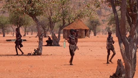 Kleines-Armes-Afrikanisches-Himba-Dorf-An-Der-Namibia-angola-Grenze-Mit-Lehmhütten-Und-Kindern-1