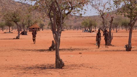 Kleines-Armes-Afrikanisches-Himba-Dorf-An-Der-Namibia-angola-Grenze-Mit-Lehmhütten-Und-Kindern-2