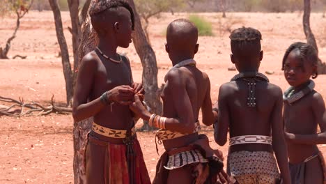 Arme-Afrikanische-Kinder-Spielen-Und-Sport-Mit-Einem-Ball-In-Einem-Himba-dorf-An-Der-Grenze-Von-Namibia-Angola-1