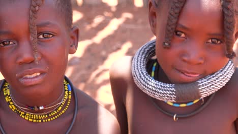 Hermosos-Niños-Africanos-Pobres-Tribus-Himba-Retrato-Mirar-A-La-Cámara-En-Namibia-O-Angola