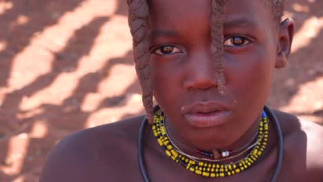 Beautiful-poor-African-niños-Himba-tribes-portrait-look-into-the-camera-in-Namibia-or-Angola-1