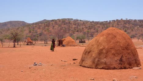 Kleines-Armes-Afrikanisches-Himba-Ländliches-Dorf-An-Der-Namibia-angola-grenze-Mit-Schlammhütten-Ziegen-Und-Kinder