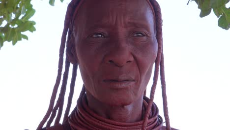 Extreme-Nahaufnahme-Porträt-Einer-Himba-Stammes-Afrikanerin-Gesicht-Mit-Schlamm-Dreadlocks-Haar-Und-Halsring-Schmuck