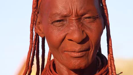 Extreme-Nahaufnahme-Porträt-Einer-Himba-Stammes-Afrikanerin-Gesicht-Mit-Schlamm-Dreadlocks-Haar-Und-Halsring-Schmuck