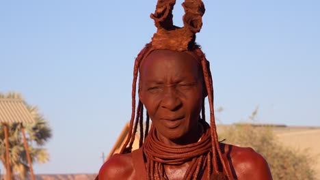 Nahaufnahme-Porträt-Einer-Himba-Stammes-Afrikanerin-Gesicht-Mit-Schlamm-Dreadlocks-Haar-Und-Halsring-Schmuck
