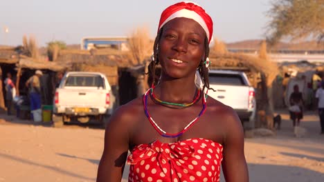 Lächelnde-Afrikanische-Stammesfrau-Porträt-Hautnah-In-Einer-Himba-Stammesregion-Von-Opuwo,-Namibia?