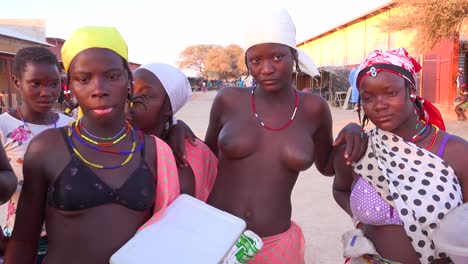 Hermosas-Mujeres-Tribales-Africanas-En-Topless,-Madres-Y-Niñas-En-Una-Región-De-La-Tribu-Himba-De-Opuwo-Namibia