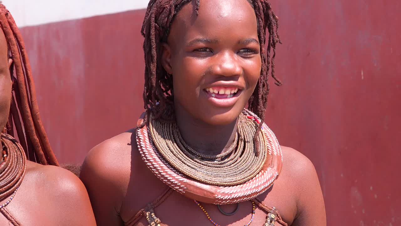 Descarga Gratis Vídeos De Stock De Hermosas Mujeres Tribales Africanas  Himba Sostienen A Sus Bebés Y Posan Con Un Peinado De Barro, Rastas Y  Collares Redondos 1. Descarga Clips De Cultura