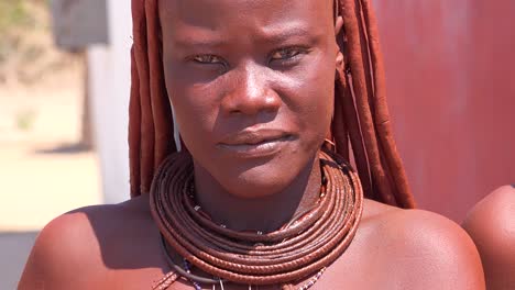 Schönes-Himba-Afrikanisches-Stammesfrauengesicht-Mit-Schlammfrisur-Und-Dreadlocks-Und-Runden-Halsketten