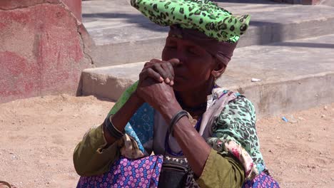 Eine-Herero-Stammesfrau-Mit-Kleid-Und-Hut-Auf-Einem-Marktplatz-In-Nord-Namibia-Afrika