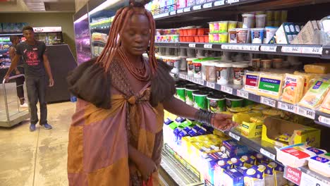 Asombrosa-Foto-De-Mujer-Himba-Africana-Tribal-De-Compras-En-Un-Supermercado-Moderno-En-Opuwa,-Namibia,-El-Contraste-De-La-Vida-Antigua-Y-Moderna-2