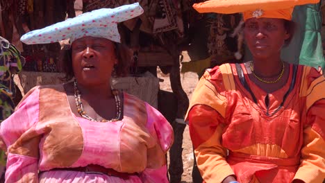 Schöne-Aufnahme-Von-Herero-Afrikanischen-Stammesfrauen-In-Hellen-Modekostümen-Auf-Einem-Marktplatz-In-Namibia-Afrika