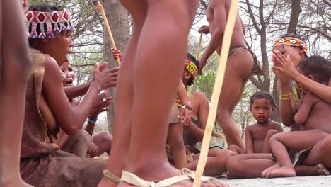 Afrikanische-San-Buschmänner-Frauen-Kinder-Und-Stammes-Eingeborene-Sitzen-In-Einem-Kreis,-Singen-Und-Klatschen-In-Einem-Kleinen-Dorf-In-Namibia-6