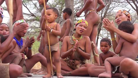 Afrikanische-San-Buschmänner-Frauen-Kinder-Und-Stammes-Eingeborene-Sitzen-In-Einem-Kreis,-Singen-Und-Klatschen-In-Einem-Kleinen-Dorf-In-Namibia-7
