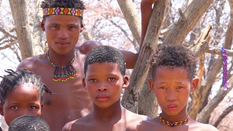 Hermoso-Africano-San-Tribesmen-Bosquimanos-Retrato-De-Familia-Con-Niños-Rostros-Nativos-Perfil-1