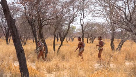 San-Tribal-Buschmann-Jäger-In-Namibia-Afrika-Gehen-Leise,-Schnuppern-Die-Luft-Und-Probieren-Den-Boden-Für-Die-Windrichtung-Jagd-Nach-Beute-3