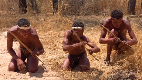 San-Tribal-Buschmann-Jäger-In-Namibia-Afrika-Bereiten-Vergiftete-Pfeile-Vor,-Während-Sie-In-Der-Savanne-Nach-Beute-Jagen