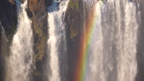 Schöne-Nahaufnahme-Mit-Regenbogen-Von-Victoria-Falls-Und-Dschungel-Von-Der-Simbabwe-Seite-Des-Afrikanischen-Wasserfalls-2