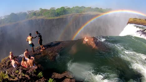 Touristen-Versammeln-Sich-Am-Devil&#39;s-Pool-Am-Rande-Von-Victoria-Falls-Sambia-Für-Einen-Blick-über-Den-Rand-Der-Wasserfälle