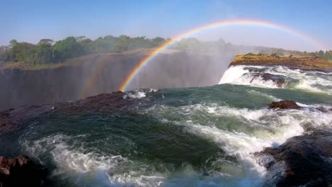 Touristen-Versammeln-Sich-Am-Devil&#39;s-Pool-Am-Rande-Von-Victoria-Falls-Sambia-Für-Einen-Blick-über-Den-Rand-Der-Wasserfälle-2