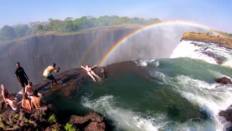 Touristen-Versammeln-Sich-Am-Devil&#39;s-Pool-Am-Rande-Von-Victoria-Falls-Sambia-Für-Einen-Blick-über-Den-Rand-Der-Wasserfälle-3