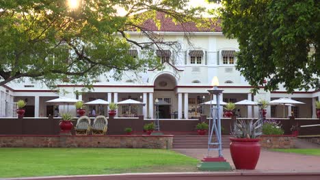 Exterior-establishing-shot-of-the-luxurious-Victoria-Falls-Hotel-in-Zimbawbwe-Africa
