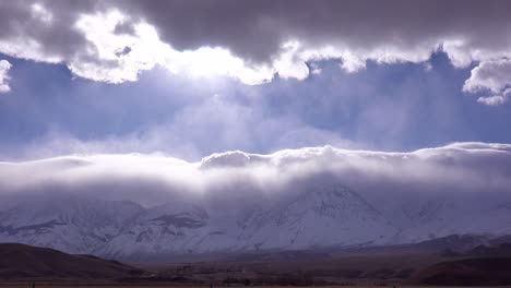 Hermosas-Formaciones-De-Nubes-Sobre-El-Monte-Whitney-En-Las-Montañas-De-Sierra-Nevada-En-Invierno
