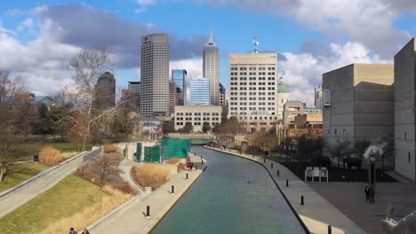 Einrichtung-Einer-Luftdrohnenaufnahme-Der-Skyline-Der-Innenstadt-Und-Eines-Spaziergangs-Am-Flussufer-In-Indianapolis-Indiana