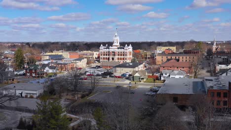 Antenne-über-Franklin-Indiana,-Eine-Malerische-Stadt-Im-Mittleren-Westen-Der-USA-Mit-Einem-Hübschen-Zentralen-Gerichtsgebäude?