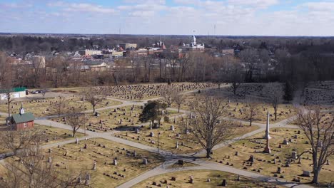Antena-Sobre-El-Cementerio-En-Franklin,-Indiana,-Una-Pintoresca-Ciudad-Del-Medio-Oeste-Americano-Con-Un-Bonito-Palacio-De-Justicia-Central