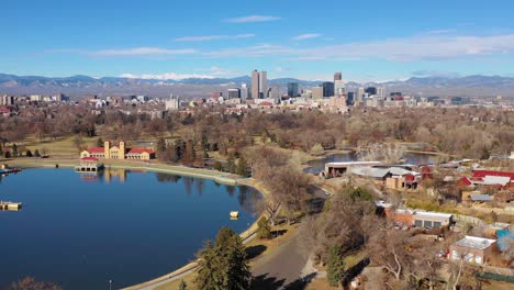 Gute-Stationäre-Antenne-Der-Skyline-Von-Downtown-Denver-Colorado-Vom-Großen-See-Im-Stadtpark?