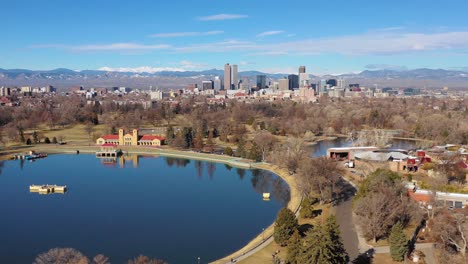 Gute-Antenne-Der-Skyline-Von-Downtown-Denver-Colorado-Vom-Großen-See-Im-Stadtpark-3