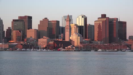 Skyline-Von-Downtown-Boston,-Massachusetts-Bei-Sonnenuntergang-Oder-Sonnenaufgang