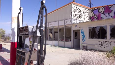 A-spooky-old-abandoned-gas-station-in-ruins-in-the-Mojave-desert
