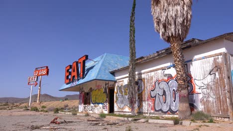 A-spooky-old-abandoned-gas-station-and-restaurant-in-ruins-in-the-Mojave-desert